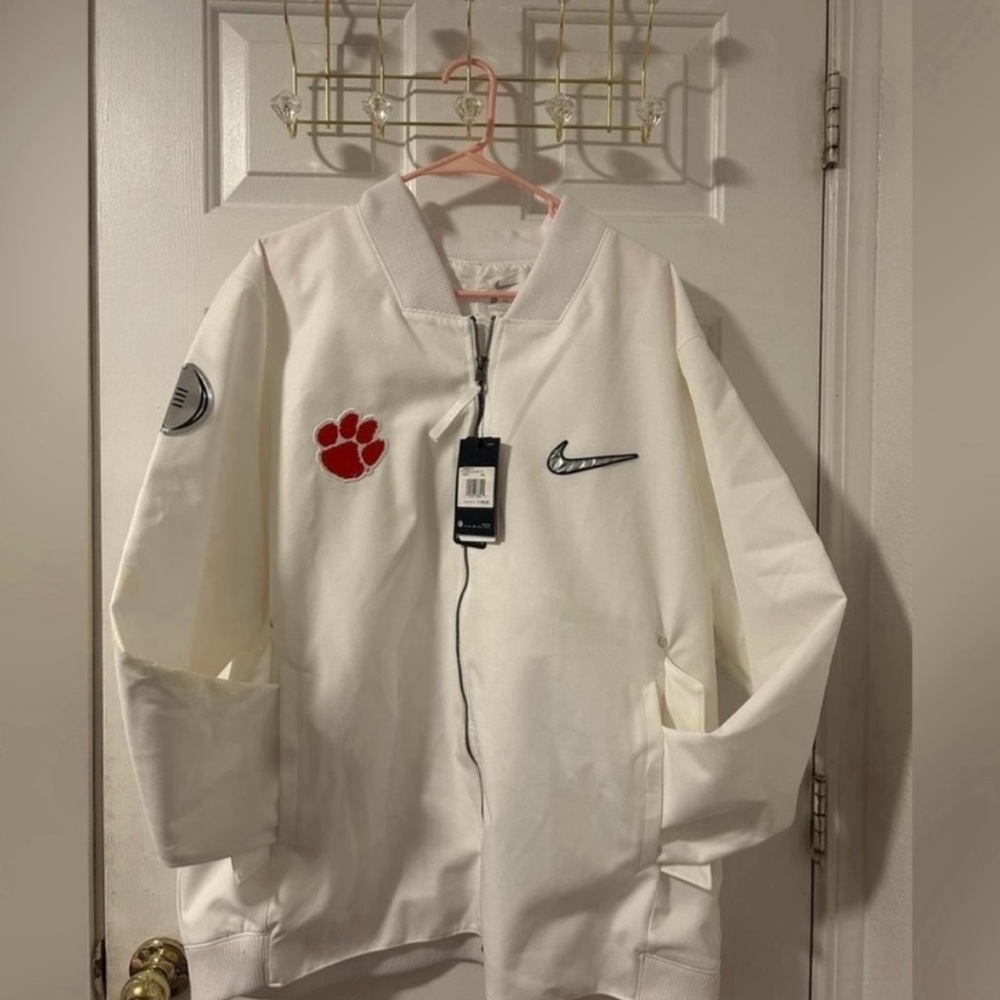 🚫SOLD🚫NEW Nike White Bomber Jacket